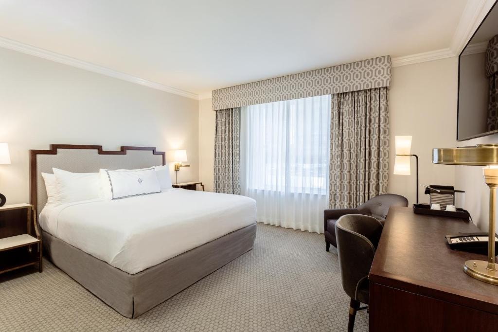 Classic King Room Near Market Square Park HOU Luxury Bookings