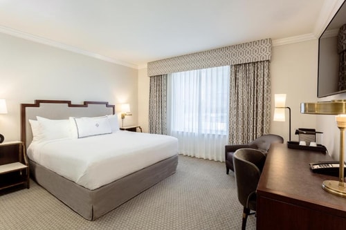Classic King Room Near Market Square Park HOU Luxury Bookings
