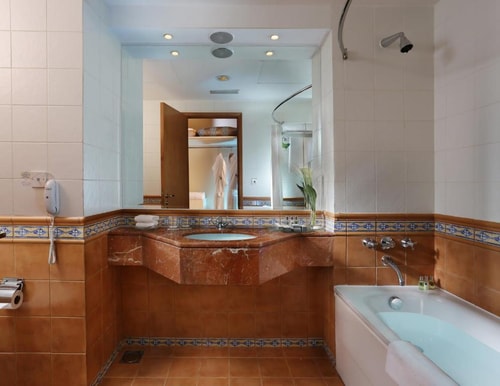 Deluxe Room Near Dubai Airport by Luxury Bookings 3 Luxury Bookings