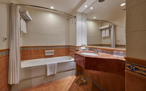 Deluxe Room Near Dubai Airport by Luxury Bookings 2 Luxury Bookings