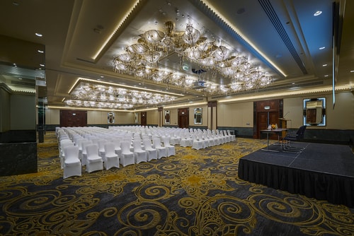 Deluxe Room Near Dubai Airport by Luxury Bookings 9 Luxury Bookings