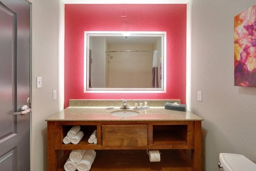 Deluxe King Room Near Cotton Holdings DAL 3 Luxury Bookings