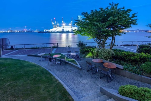 Superior King or Twin Room Near Harbour Quay LON 12 Luxury Bookings