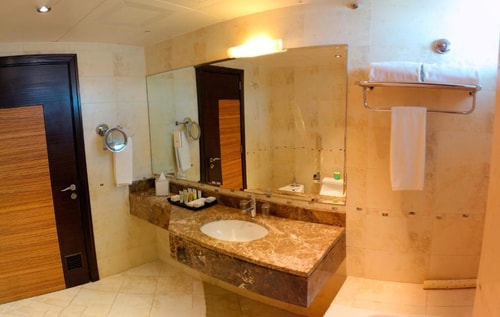Three Bedroom Apartment Near Business Bay Metro 11 Luxury Bookings