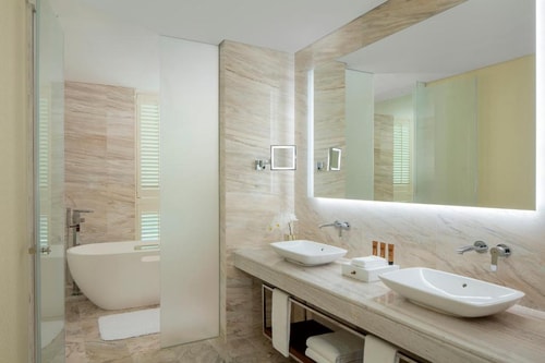 Luxury Suite Room Near Damac Royal Business bay. 6 Luxury Bookings