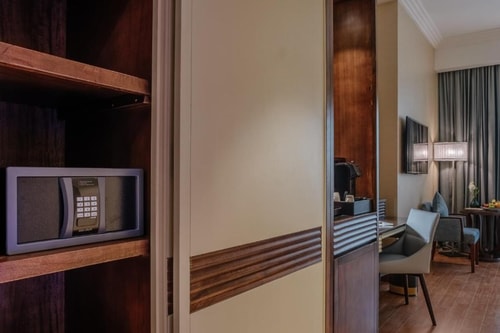 Deluxe King Room Near Escan Tower Dubai Marina 7 Luxury Bookings