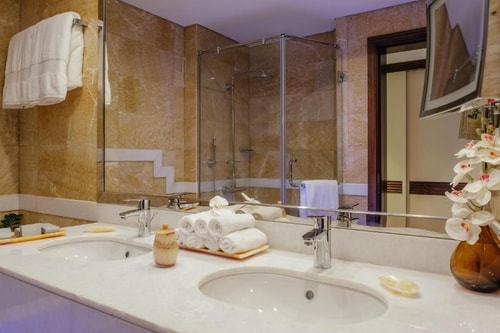 Deluxe King Suite Near Escan Tower Dubai Marina 6 Luxury Bookings