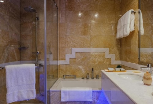 Deluxe King Suite Near Escan Tower Dubai Marina 7 Luxury Bookings