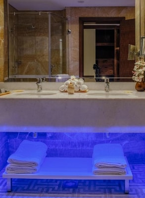 Deluxe King Suite Near Escan Tower Dubai Marina 9 Luxury Bookings