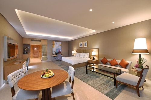 Brand New Executive Suite Near Mashreq Metro 0 Luxury Bookings