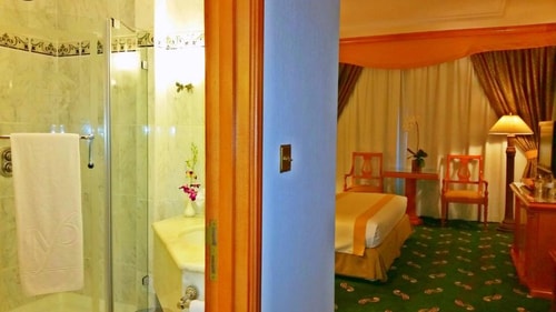 Deluxe Room Near Madina Super Market 9 Luxury Bookings