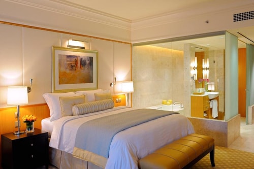 Deluxe Room Near Financial Center Metro 1 Luxury Bookings