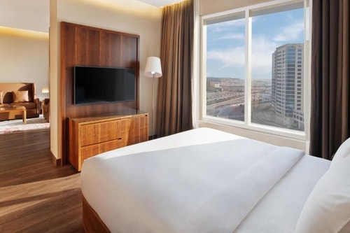 One Bedroom Suite Canal View Near RBC Tower Dubai Luxury Bookings