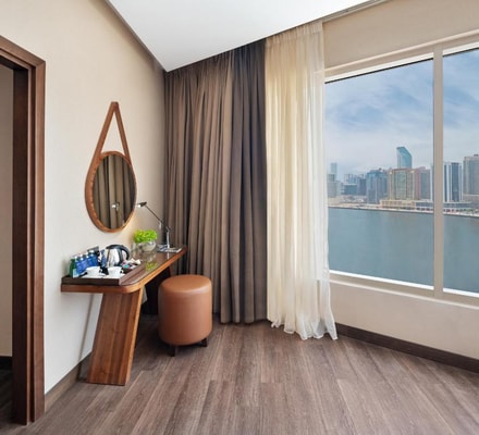 One Bedroom Suite Canal View Near RBC Tower Dubai 3 Luxury Bookings