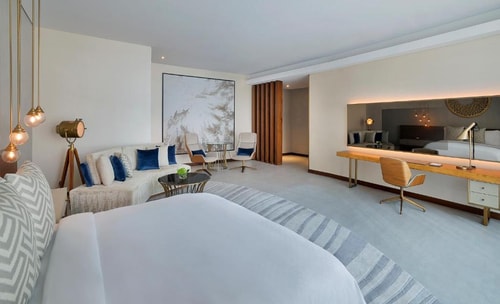 Deluxe King Room Near West Burry Business Tower. 4 Luxury Bookings