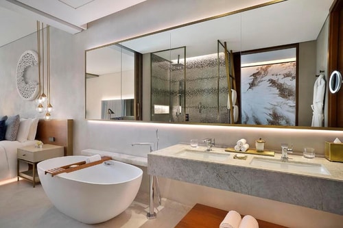 Deluxe King Room Near West Burry Business Tower. 7 Luxury Bookings
