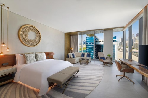 Deluxe King Room Near West Burry Business Tower. Luxury Bookings