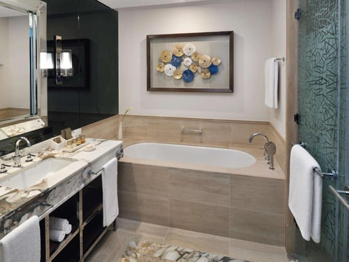 Executive King Suite Near Filli Cafe Media City 14 Luxury Bookings