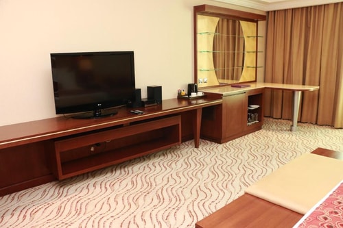 Suite Near Adcb Metro Station By Luxury Bookings 3 Luxury Bookings