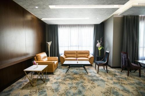 Classic King Room Near Mall Of Emirates 6 Luxury Bookings