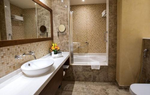 Classic King Room Near Mall Of Emirates 4 Luxury Bookings