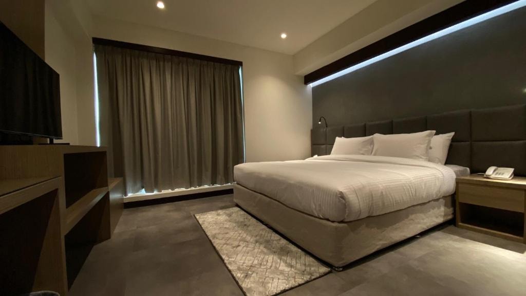 Two Bedroom Suite Near American Hospital Luxury Bookings
