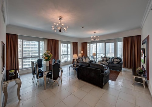 Two Bedroom Apartment Near Marina Scape Mall 2 Luxury Bookings