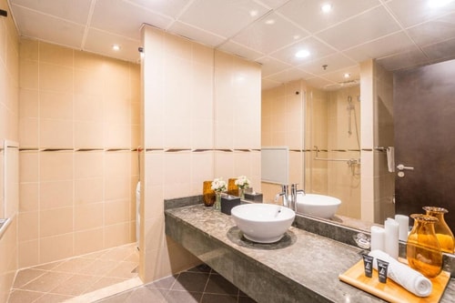 Deluxe Two Bedroom Apartment Near Park Place Tower 13 Luxury Bookings