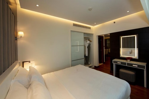 Deluxe Studio Near financial Center Metro By Luxury Bookings 5 Luxury Bookings