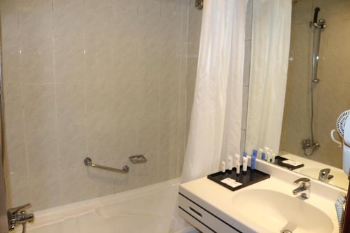 Deluxe suite Near Habib Bank Baniyas 16 Luxury Bookings
