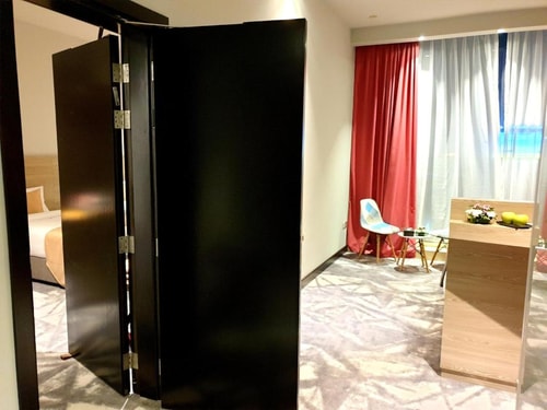Executive Suite Near Sharaf Dg Building 6 Luxury Bookings