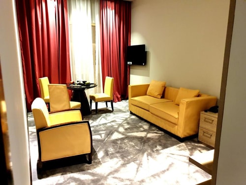 Executive Suite Near Sharaf Dg Building 8 Luxury Bookings