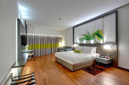 Junior Suite Room Near Al Rigga Metro. 5 Luxury Bookings