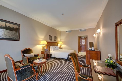 Superior Room Near Meena Bazar By Luxury Bookings 2 Luxury Bookings