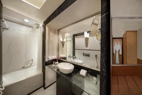 Studio Suite Near Deema Building By Luxury Booking 3 Luxury Bookings
