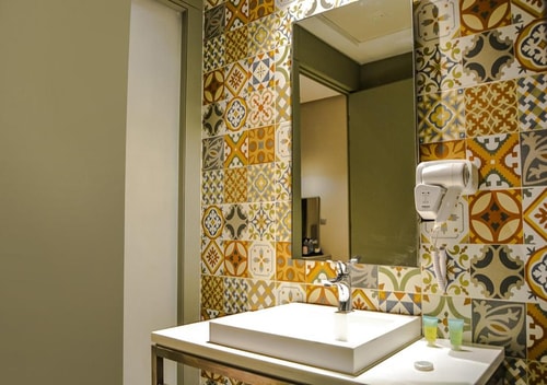 Suite King or Twin Near Persian Kebab Jumeirah 4 Luxury Bookings