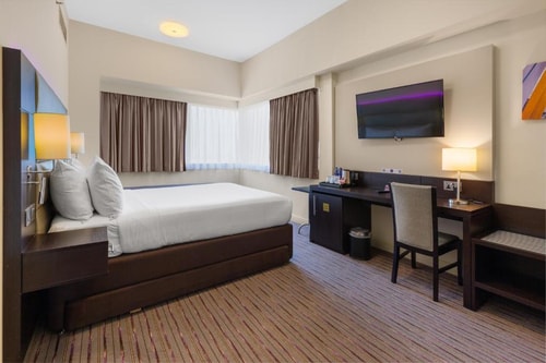 Standard Room Near Ibn BAtuta Mall AB 3 Luxury Bookings