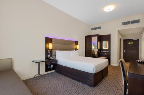 Standard Room Near Ibn BAtuta Mall AB 4 Luxury Bookings
