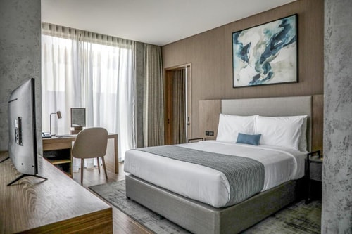 One Bedroom Queen Suite Near Gold Souk Metro 2 Luxury Bookings