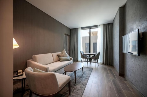 One Bedroom Queen Suite Near Gold Souk Metro 3 Luxury Bookings