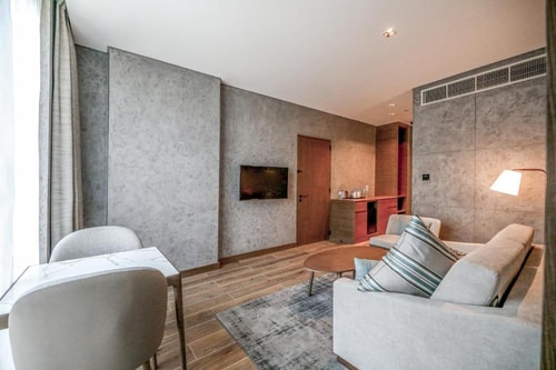 One Bedroom Queen Suite Near Gold Souk Metro 5 Luxury Bookings