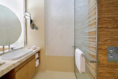 King Room Near Marina Mall By Luxury Bookings 3 Luxury Bookings