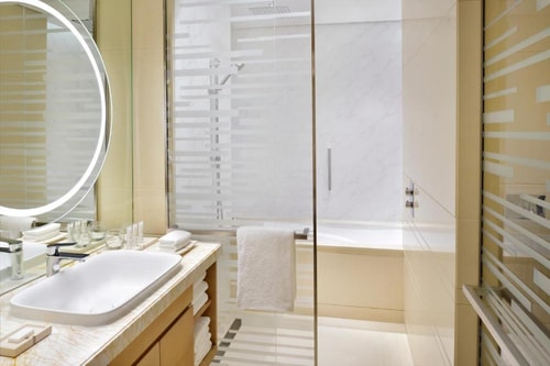 Standard King Room Near Marina Mall 3 Luxury Bookings