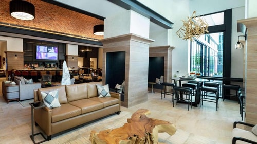 King Room Near Burger Academy DAL 6 Luxury Bookings