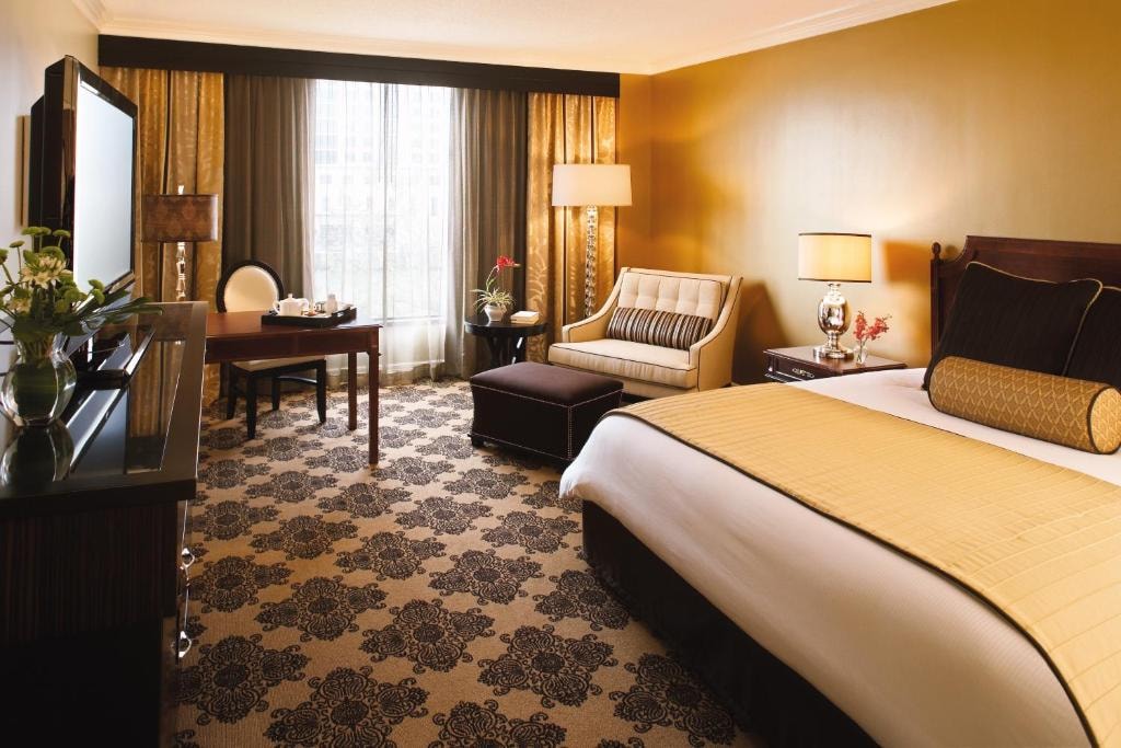 Deluxe Room Near Woodland Field Station HOU Luxury Bookings