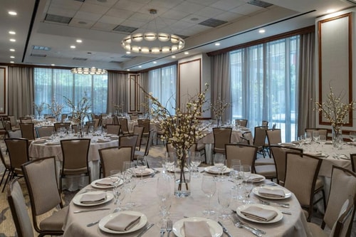 Guest room Near Federal American Grill HOU 12 Luxury Bookings
