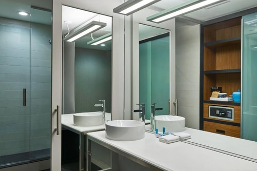 Guest King Room Near Discovery Green HOU 4 Luxury Bookings