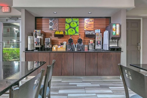 Deluxe Room Near The Charlotte American Bistro DAL 14 Luxury Bookings