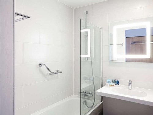 Superior Queen Room Near Chalkhill Park LON 4 Luxury Bookings