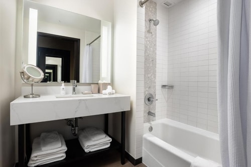 Classic King Room Near Bendwood Park HOU 7 Luxury Bookings